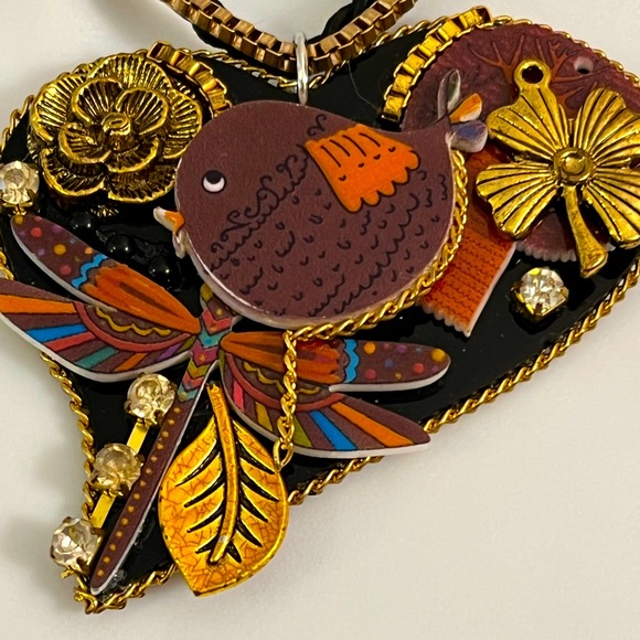 Gorgeous heart necklace embellished with brown bird and multi colored dragonfly - Picture 3 of 6